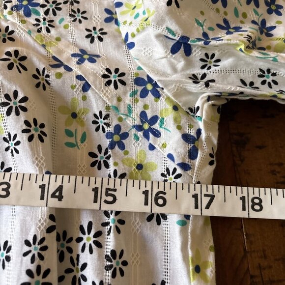 Sketchers Medical Scrubs White & Blue Floral Blouse Size Small NWT - Picture 7 of 9
